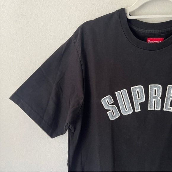 Supreme Printed Arc S/S Tee in Black - Picture 3 of 11
